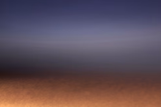 Digitale Fotografie, Meeressaum an der Ostsee in der Dämmerung, beleuchteter Strand, blaugrauer Schimmer am Horizont, Prerow