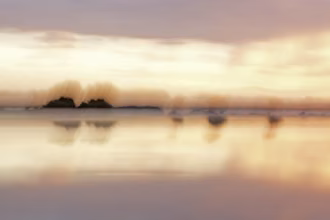 Digitale Fotografie, verfremdet, Sonnenaufgang mit spiegelndem Moorsee in Worpswede, am Horizont Bäume und Wälder