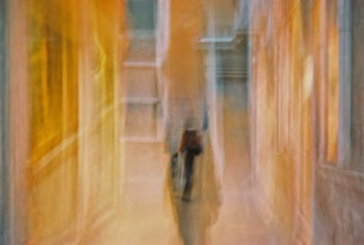 Analoge Fotografie, verfremdet, Venedig, dunkle Figur in einer Häuserpassage, aus dem Buch ATMOSPHERE VENEZIANE der Edition Bildperlen