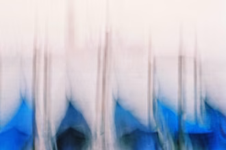 Analoge Fotografie, verfremdet, Venedig, Schattenblaue Gondeln vor dem Morgengrauen, aus dem Buch ATMOSPHERE VENEZIANE der Edition Bildperlen