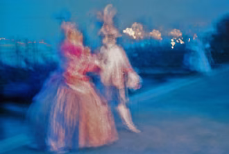 Analoge Fotografie, verfremdet, Karneval in Venedig, kostümiertes Paar in Rokoko-Kleidung vor der Lagune, aus dem Buch ATMOSPHERE VENEZIANE der Edition Bildperlen