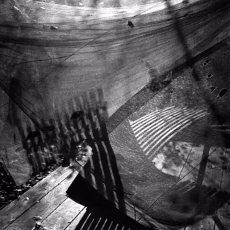 Analoge Fotografie SchwarzWeiß mit Hasselblad, Silber-Gelatine-Vergrößerung, Schattenspiel eines Terrassenstuhles auf einem Netz, Voralpenland