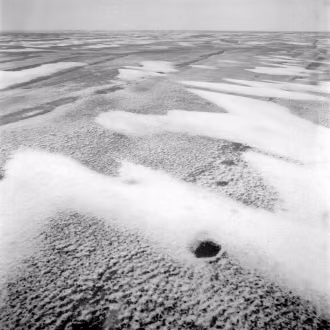 Analoge Fotografie SchwarzWeiß mit Hasselblad, Silber-Gelatine-Vergrößerung, Winterlandschaft, Eisfläche mit Schneeverwehungen vor der Insel Rügen