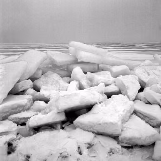 Analoge Fotografie SchwarzWeiß mit Hasselblad, Silber-Gelatine-Vergrößerung, Winterlandschaft, Eismeer vor Rügen, Eisschollenberg auf dem Meer