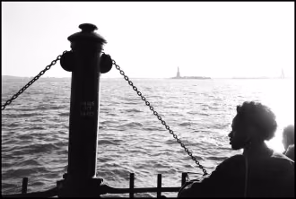 Analoge Fotografie SchwarzWeiß mit Leica M, Silber-Gelatine-Vergrößerung, USA, New York, Farbige Frau auf der Staten-Island-Ferry vor der Freiheitsstatue am Horizont