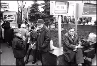 Analoge Fotografie SchwarzWeiß mit Leica M, Silber-Gelatine-Vergrößerung, UdSSR, Moskau, Bahnhof Belaruss, Ratlose Passagiere, Gleisanzeige 00,00