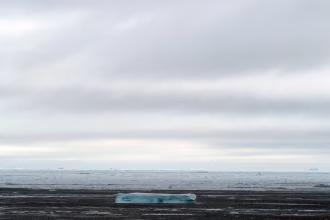 PASSAGE, POLARSTERN Expedition in die Antarktis, Süd-Atlantik, digitale Fotografie mit Leica, grünblauer kleiner Eisberg im Packeis vor wolkigkaltem Himmel