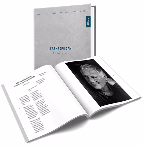 Begegnung und Dialog. Zwischen Ammersee und Starnberger See gingen Jürgen Wassmuth und Carmen Kubitz auf die Suche nach bemerkenswerten Gesichtern und Geschichten. Quer durch alle Gesellschaftsschichten, in die Wohnungen und Häuser, hinein in die unterschiedlichsten Leben. Und wurden inmitten von oftmals beinah unglaublich intensiven Begegnungen Teil der Geschichte. Mit ihren Bildern und Texten hielten sie fest, was sie erlebten. Ein kurzer Augenblick, ein Ausschnitt aus einem ganzen Leben.
„Die Grenze zwischen Fotograf und Modell wird zur Brücke und die Kamera dient nicht mehr länger als Objekt zwischen ihnen, sondern vielmehr als Blickverbindung zueinander.“ Nue Ammann